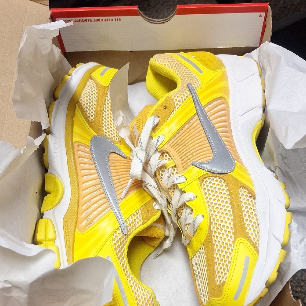 Men's Nike Zoom VOMERO 5 Yellow and Silver  Vibrant Athletic Design